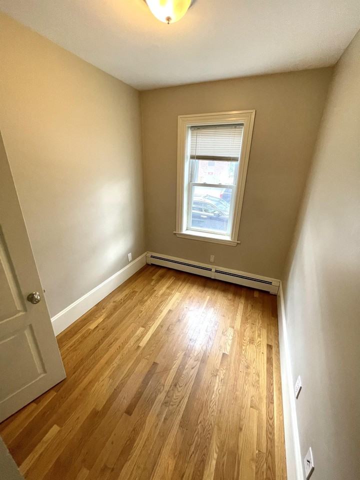 124 Berkshire Street - Photo 5 of 24