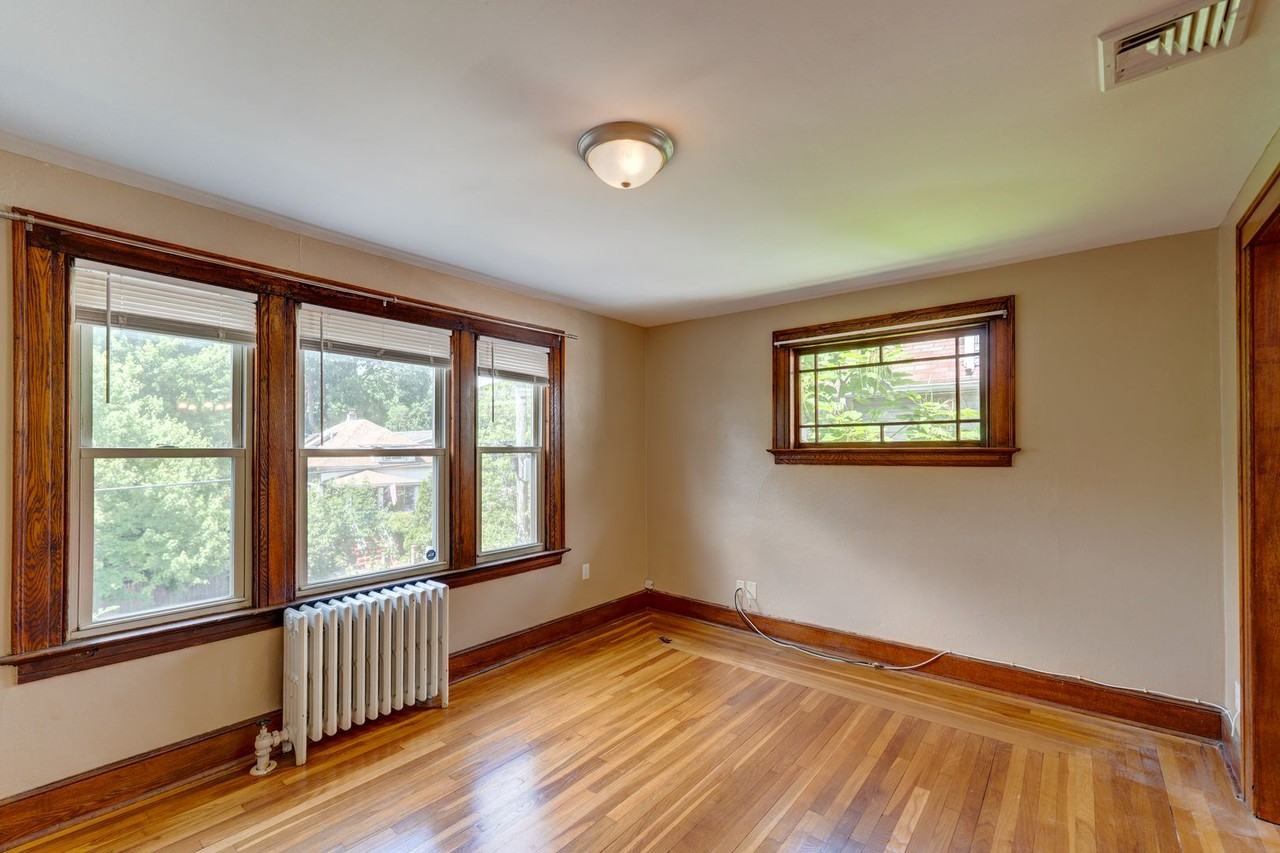 261 View St - Photo 2 of 33