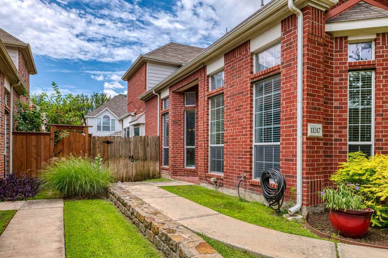 11517 Chaucer Dr - Photo 2 of 30