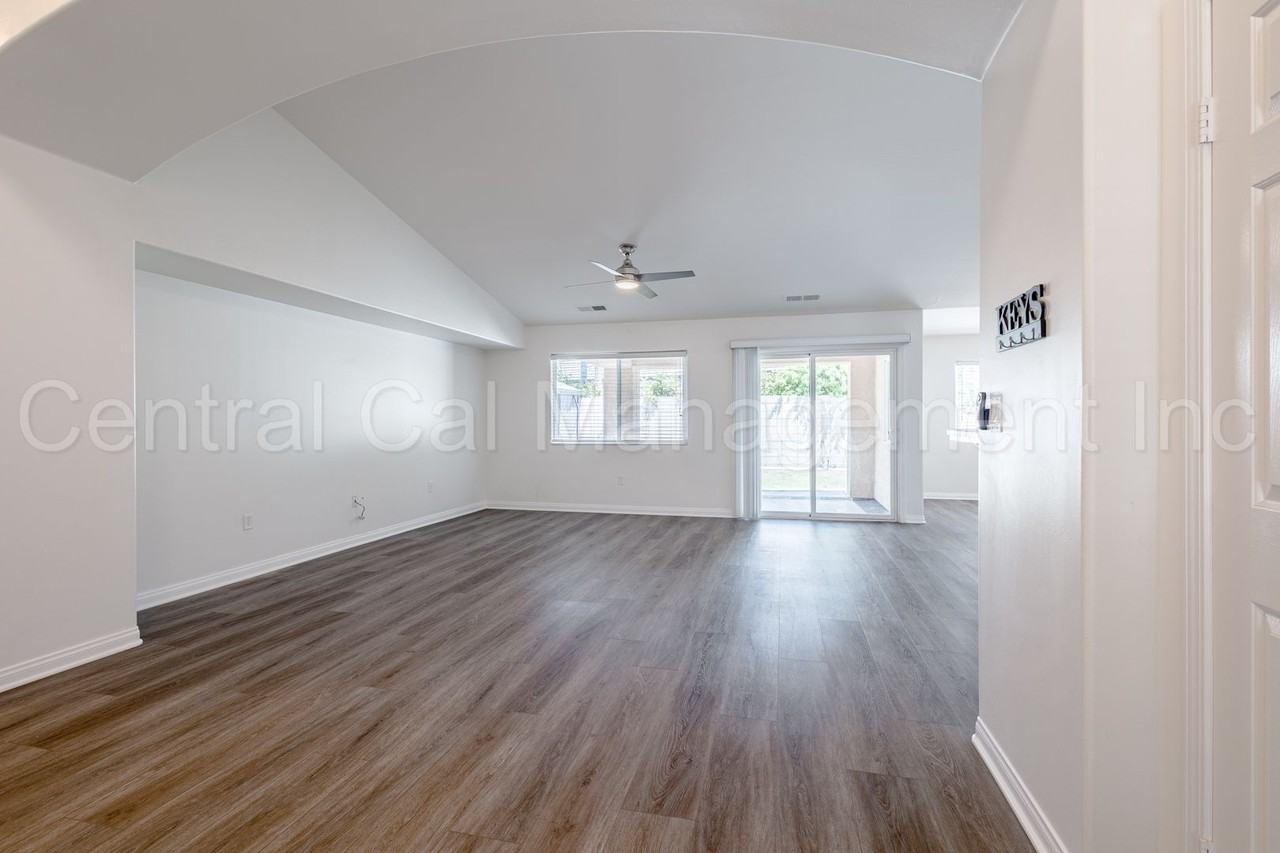 620 Vermillion Dr - Photo 3 of 26