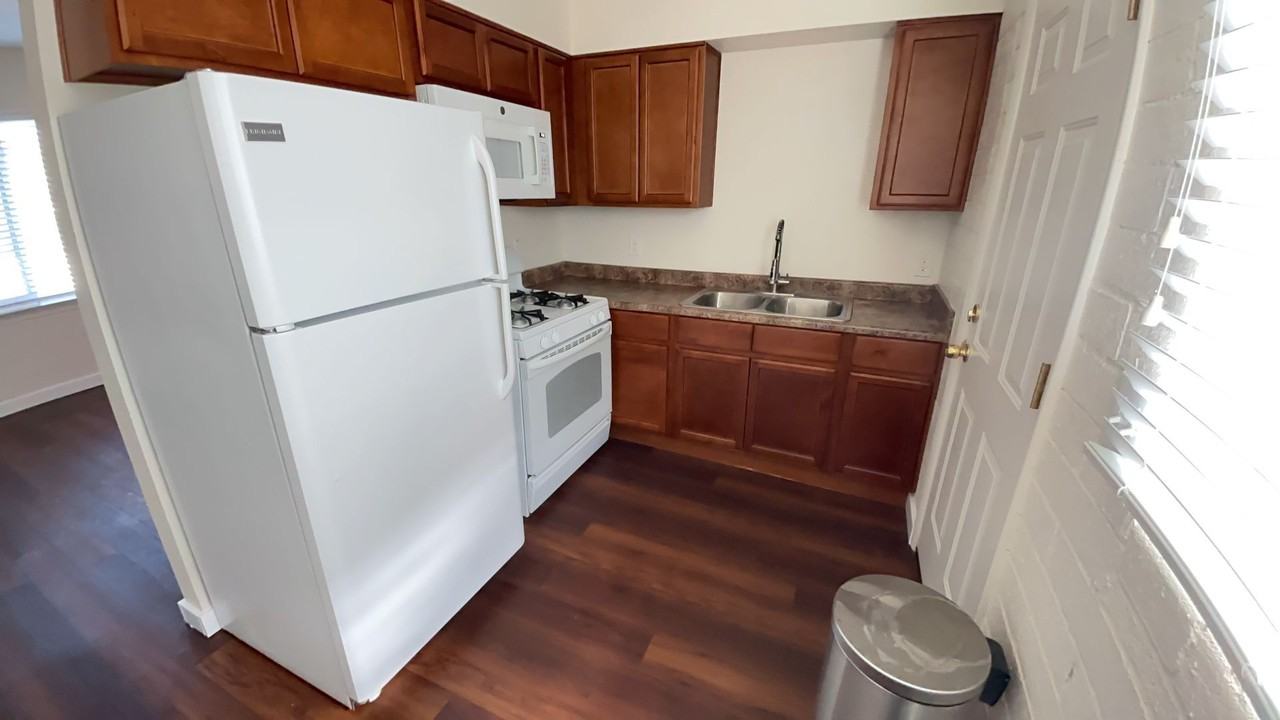 1411 E Sierra St #2 - Photo 5 of 18