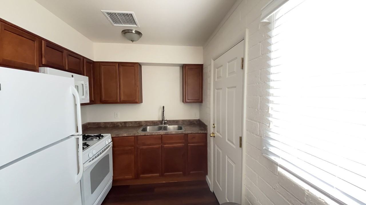 1411 E Sierra St #2 - Photo 6 of 18