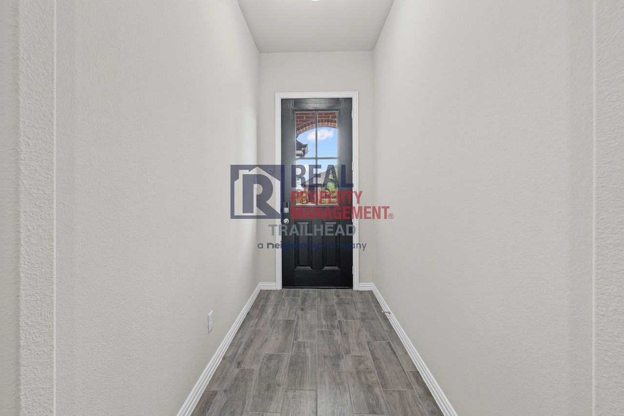 348 Paloma St - Photo 4 of 21