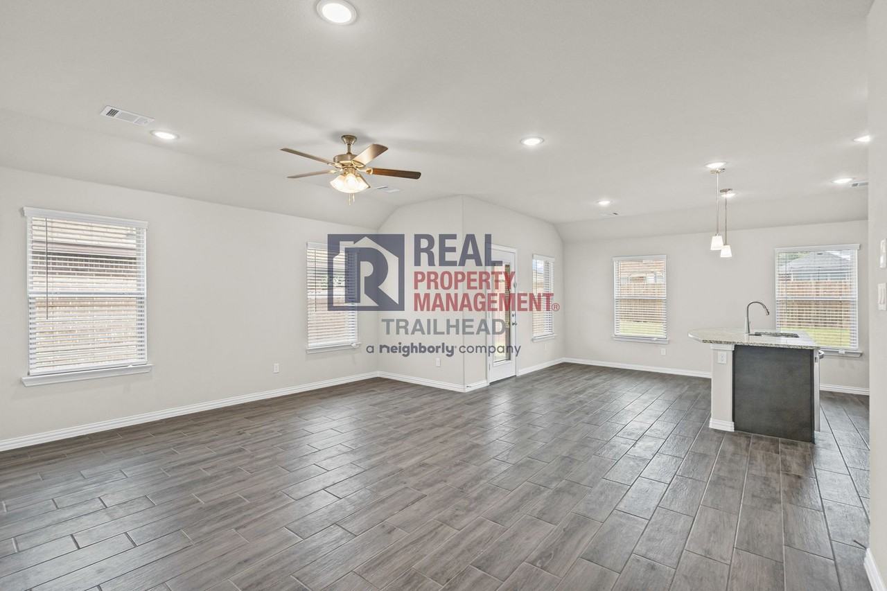 348 Paloma St - Photo 5 of 21