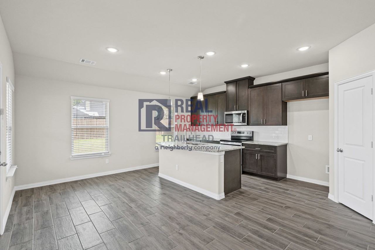 348 Paloma St - Photo 6 of 21