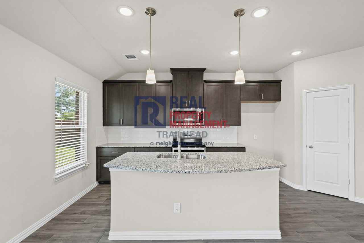 348 Paloma St - Photo 7 of 21