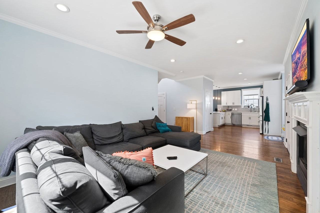 128 Chestnut St - Photo 3 of 24