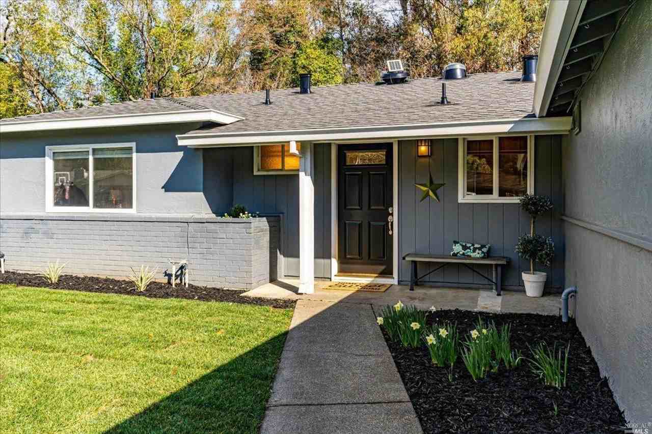 22 Queens Ct - Photo 3 of 32