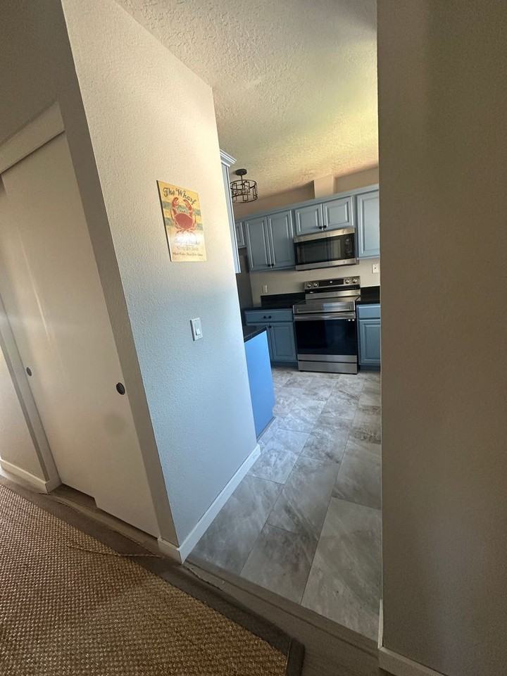 7559 N Edgewater Ave - Photo 3 of 32