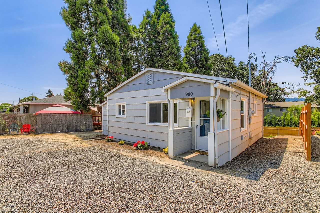 980 Beatrice Ave - Photo 2 of 9