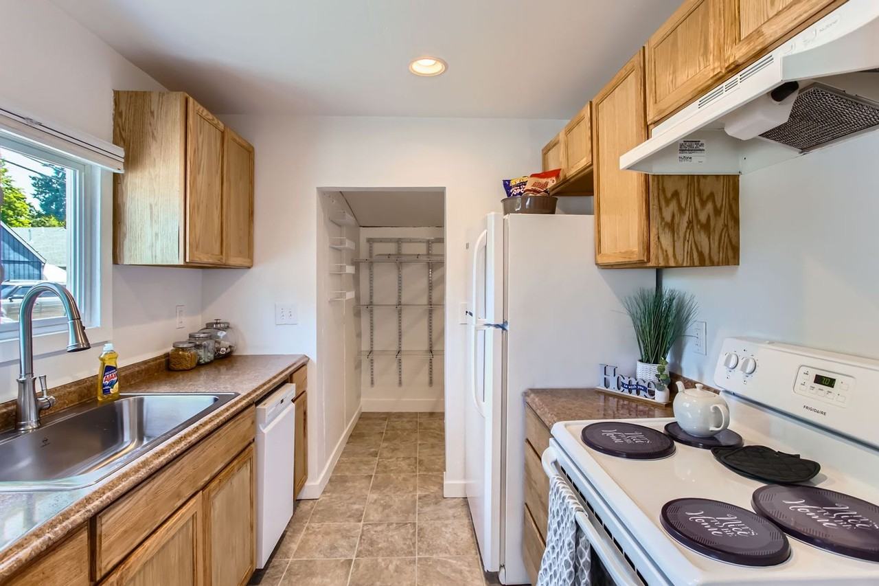 980 Beatrice Ave - Photo 5 of 9