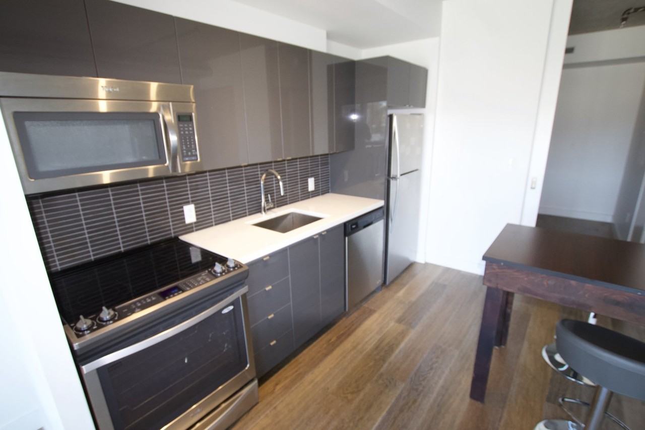 1065 Barrington St - Photo 4 of 17