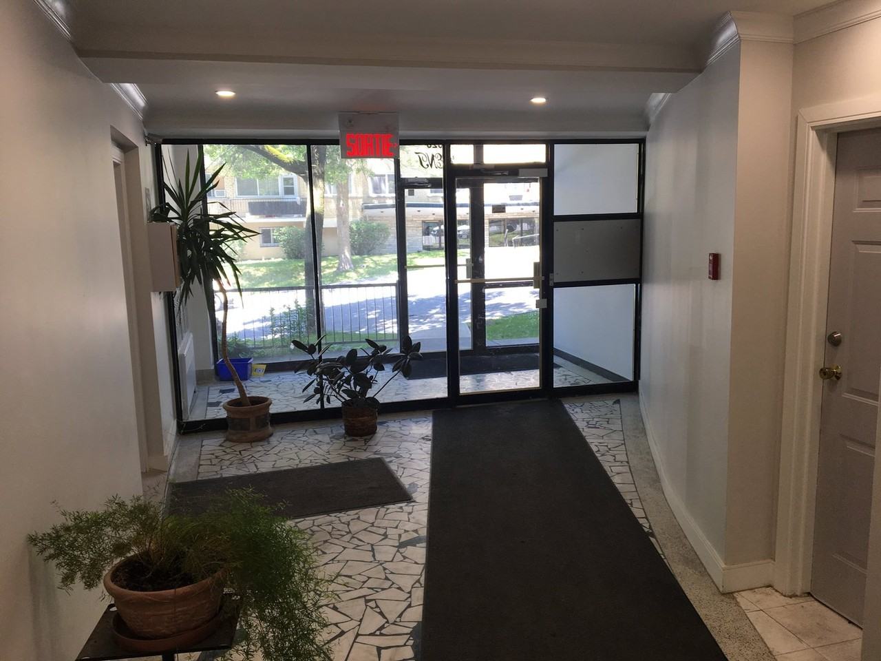 2610 Av De Kent - Photo 2 of 15