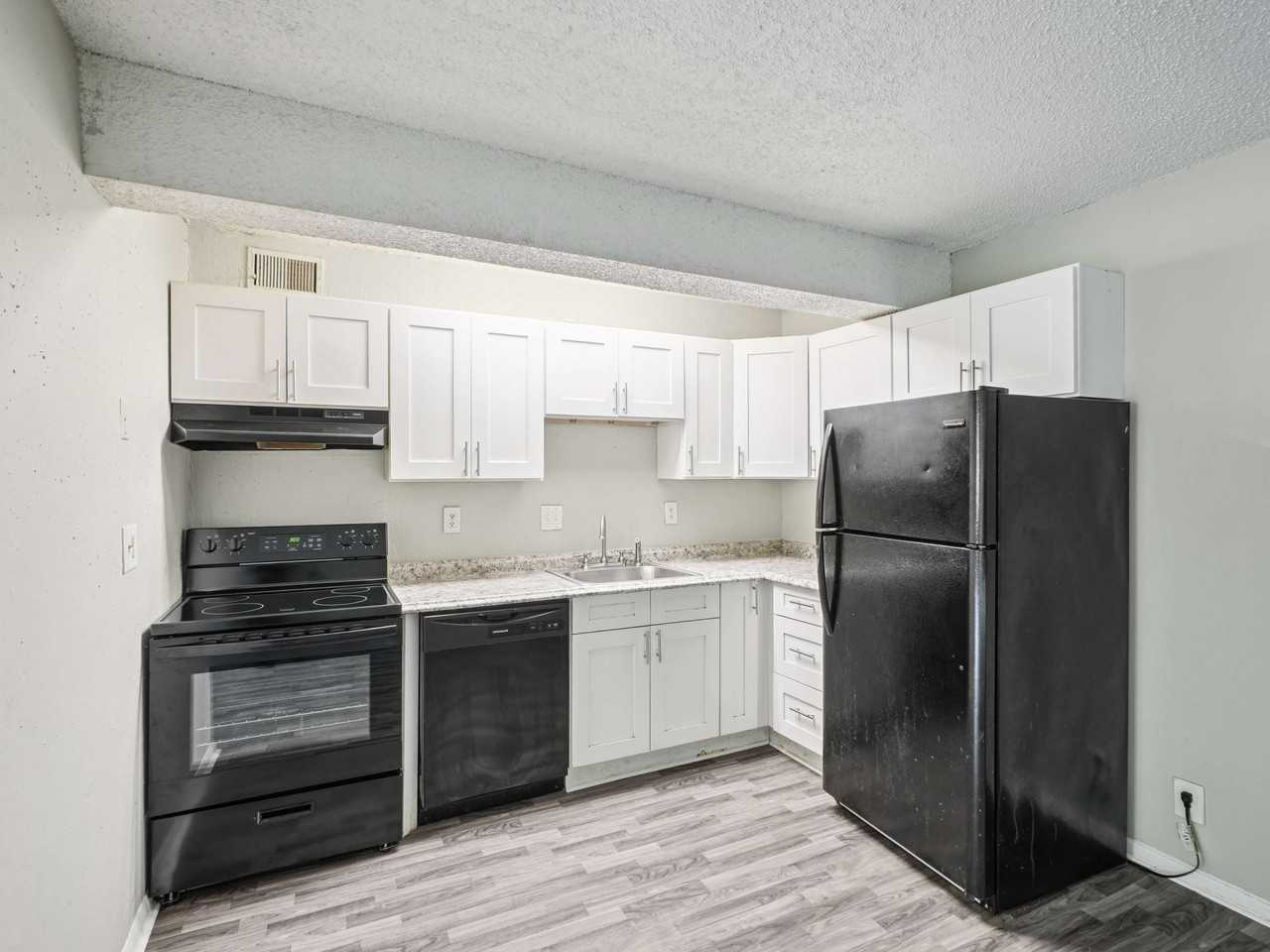 Village Walk Apartments - Photo 4 of 27