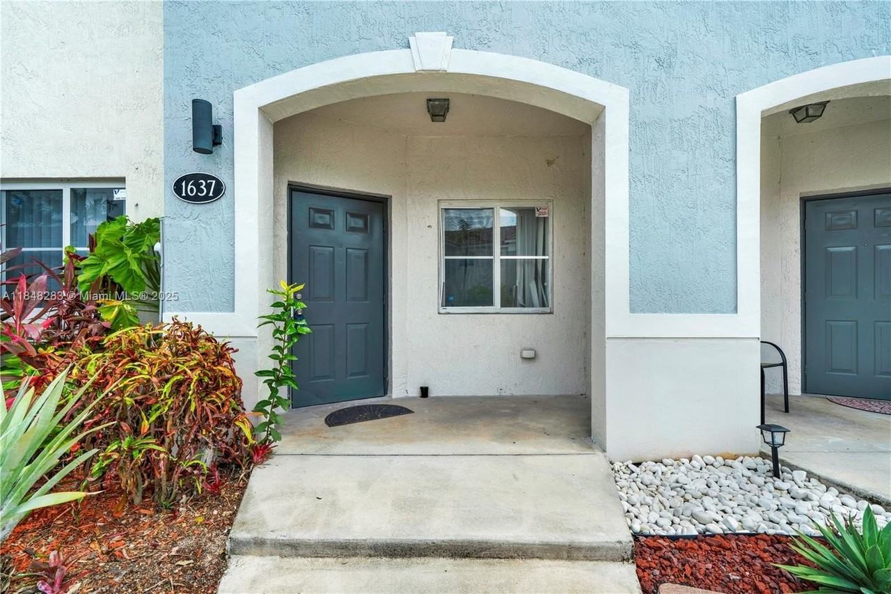 1637 Se 30th St - Photo 2 of 34