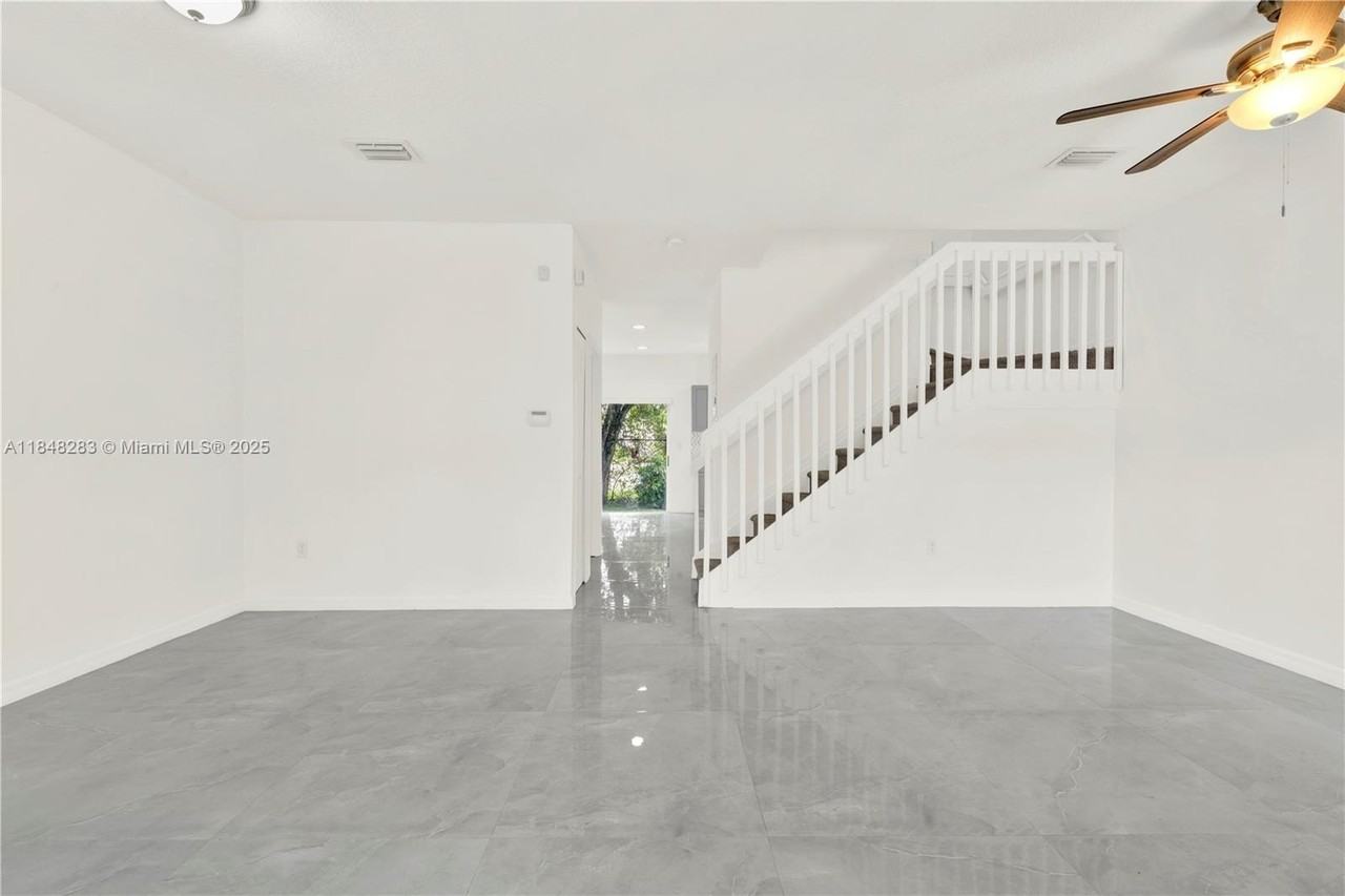 1637 Se 30th St - Photo 3 of 34