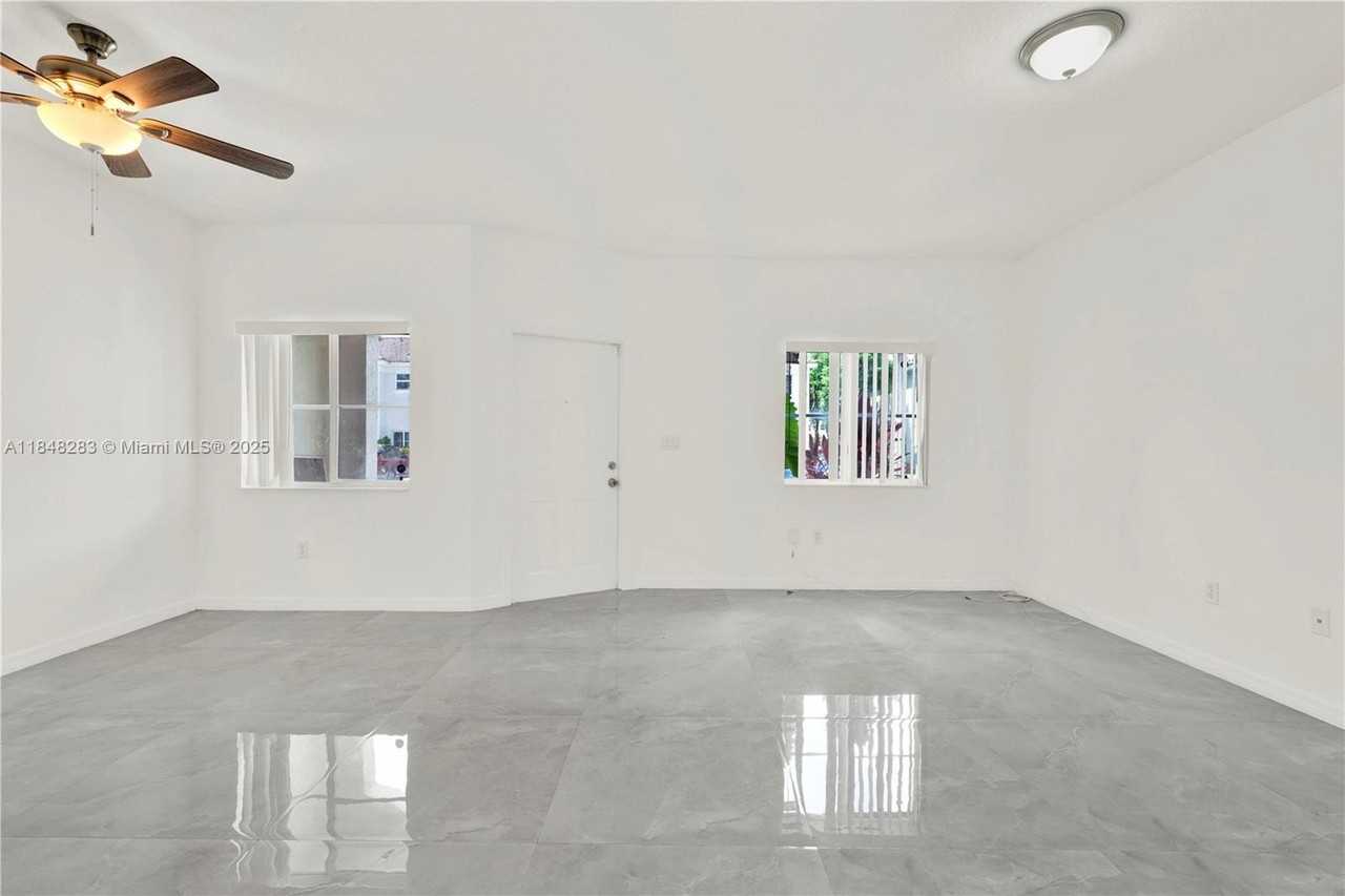 1637 Se 30th St - Photo 5 of 34