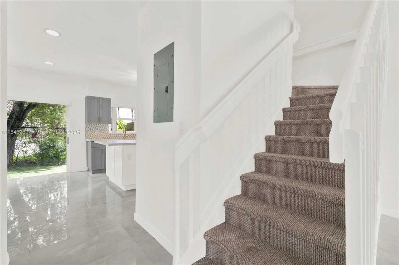 1637 Se 30th St - Photo 6 of 34