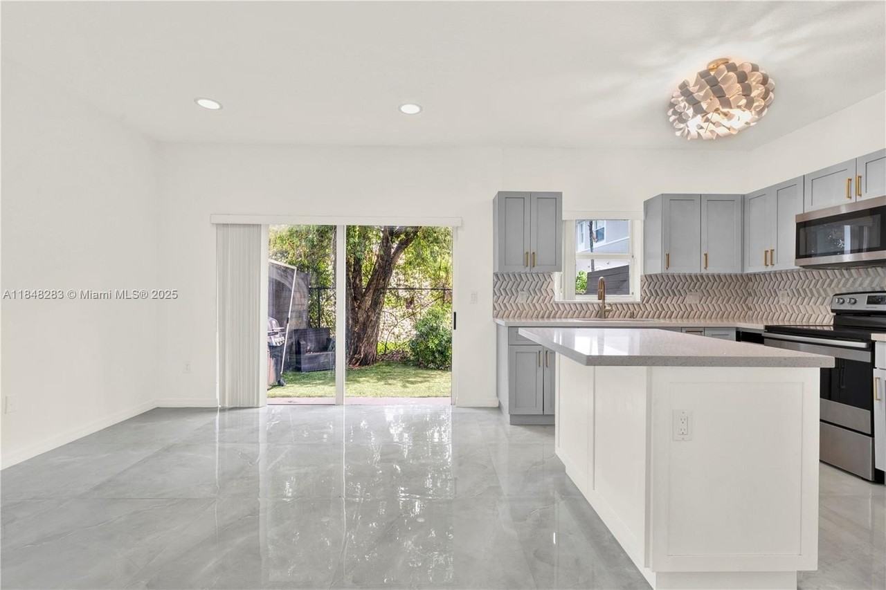 1637 Se 30th St - Photo 7 of 34