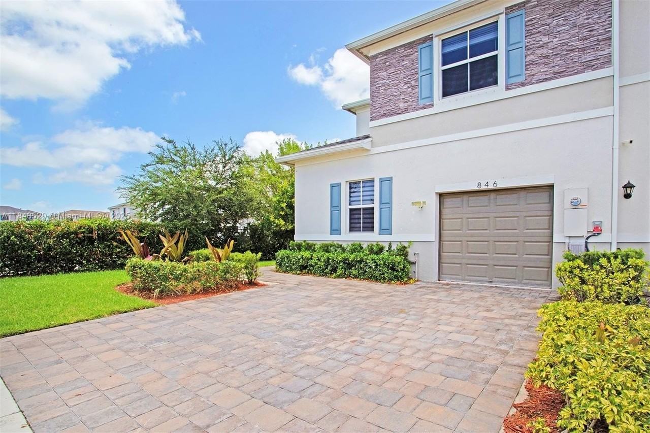 846 Se 19th St #0 - Photo 2 of 50