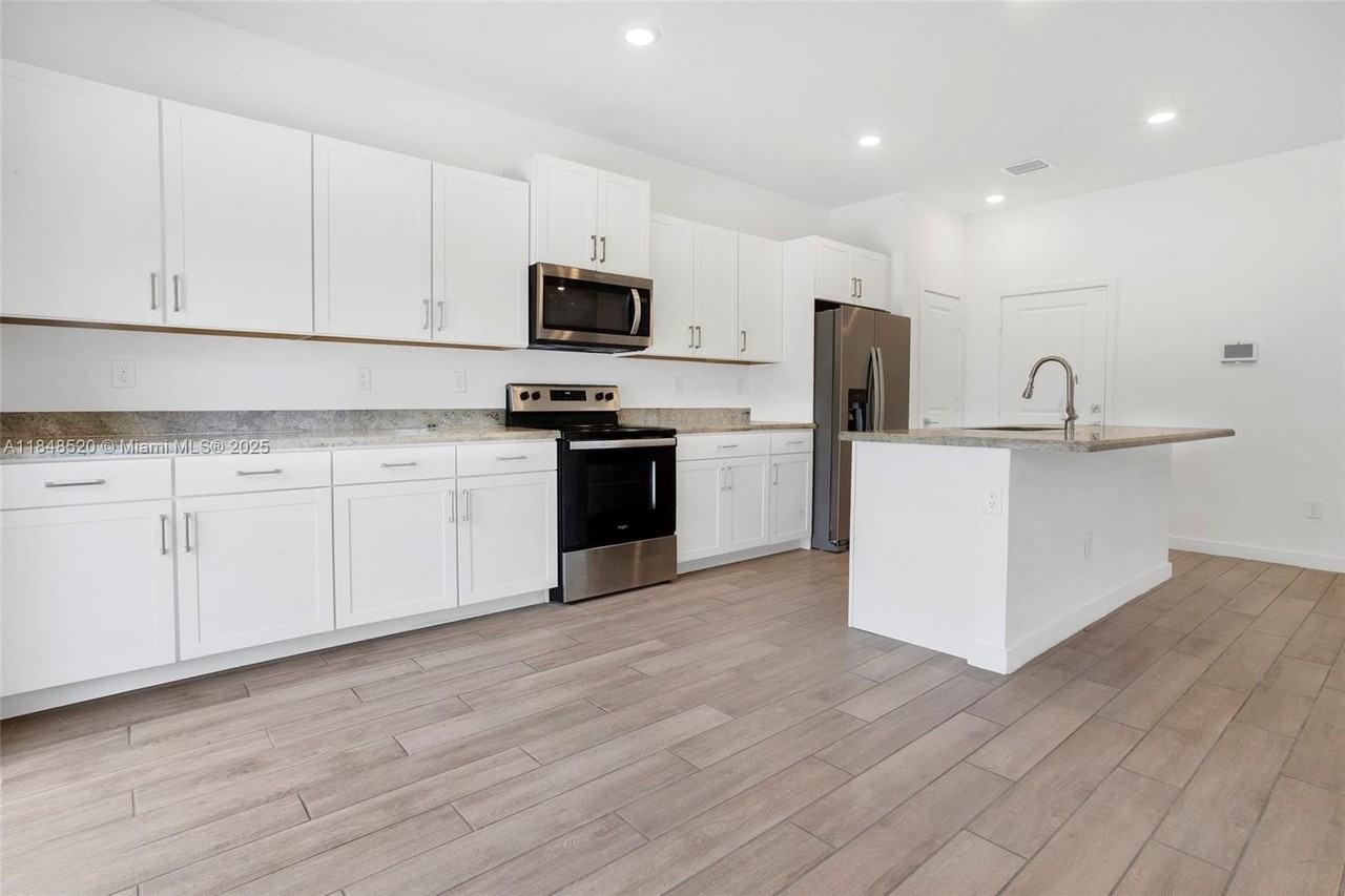 846 Se 19th St #0 - Photo 4 of 50