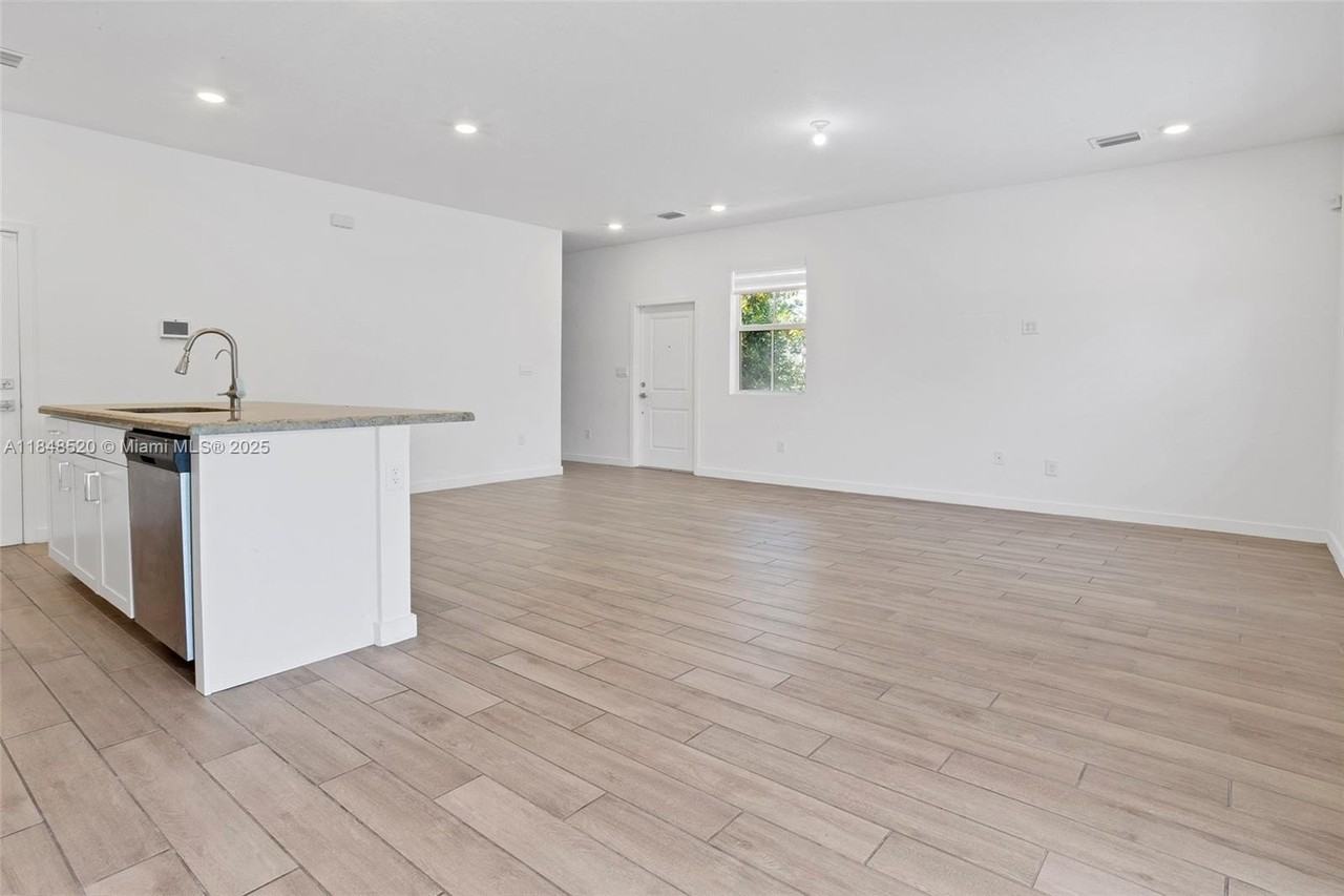 846 Se 19th St #0 - Photo 6 of 50