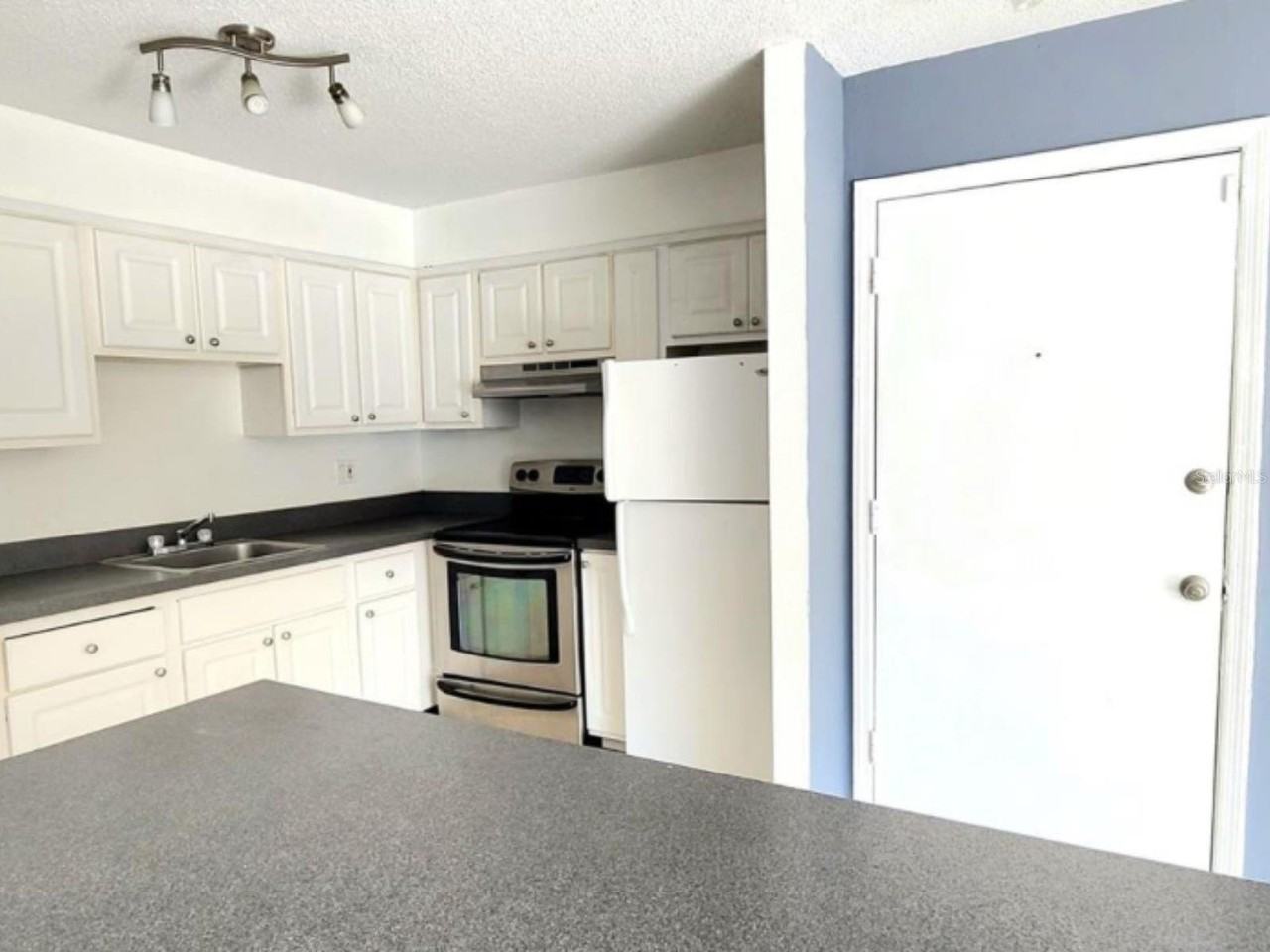 496 Banyon Tree Cir #204 - Photo 3 of 14