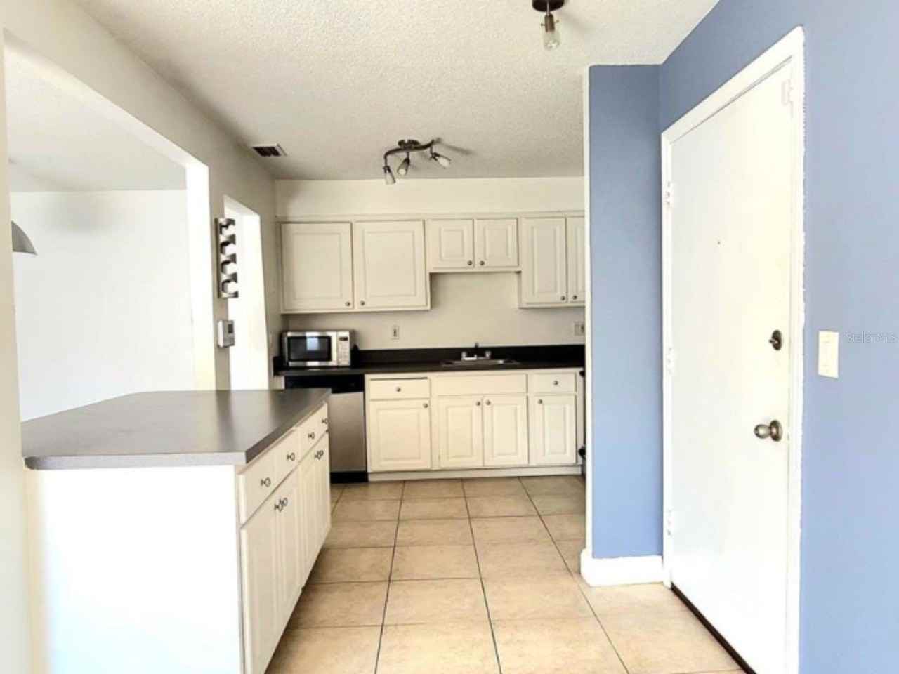 496 Banyon Tree Cir #204 - Photo 4 of 14