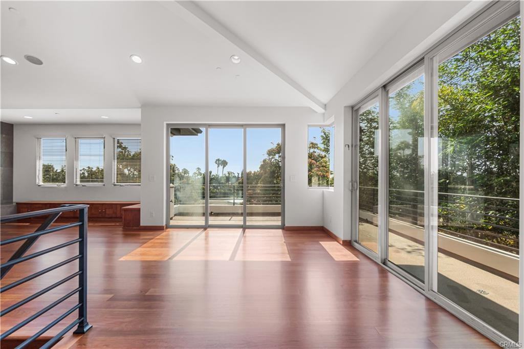 1542 Manhattan Beach Blvd - Photo 3 of 8