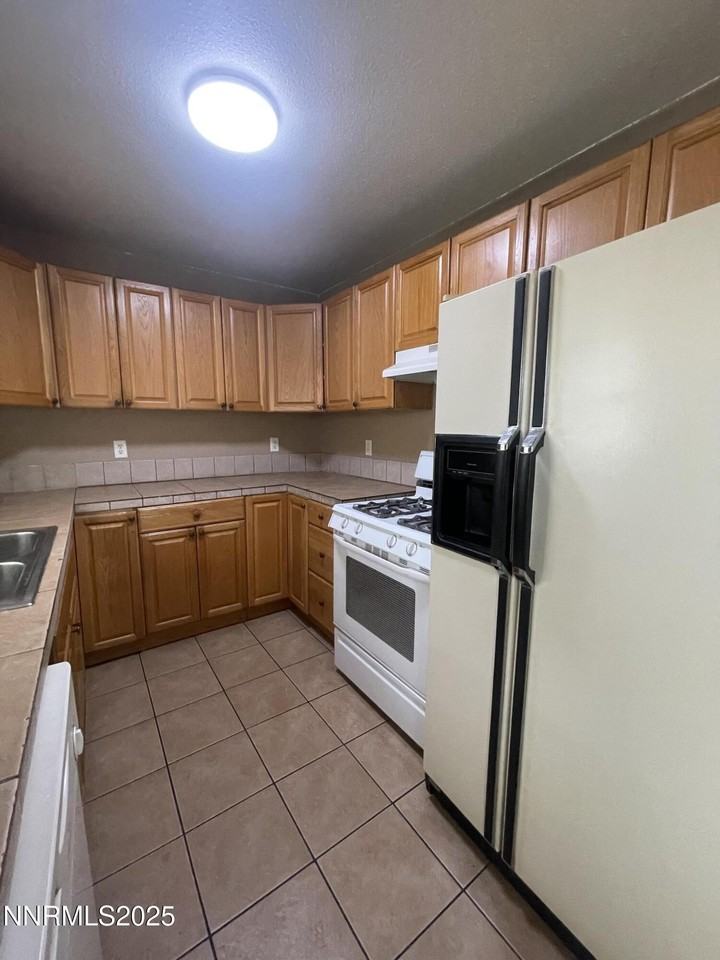 914 Melrose Dr - Photo 5 of 10