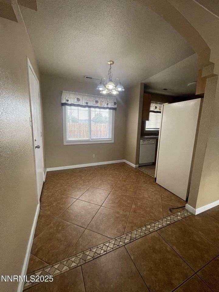 914 Melrose Dr - Photo 6 of 10