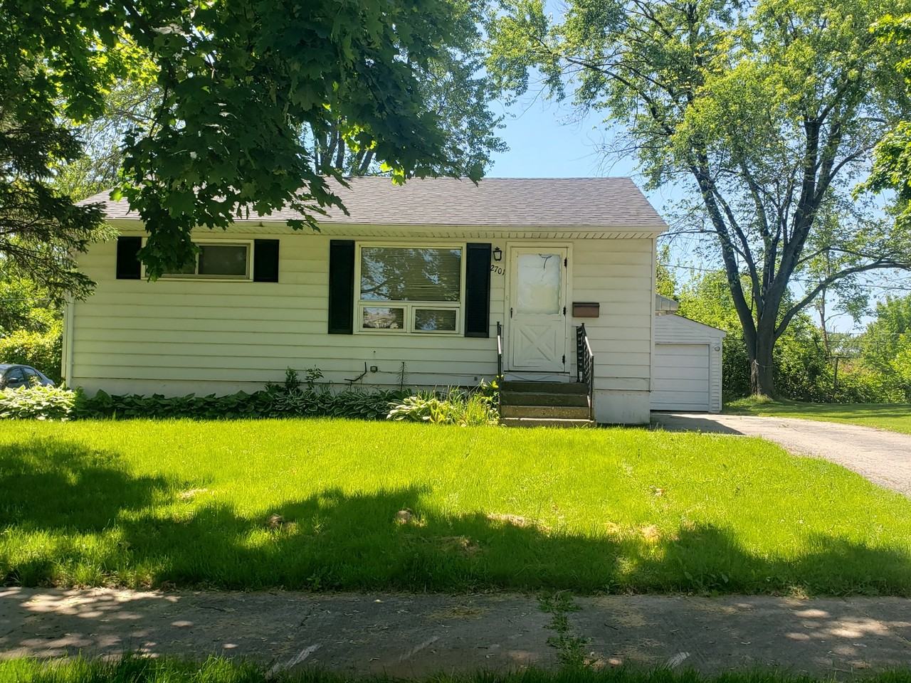 2701 Iroquois Rd - Photo 3 of 7