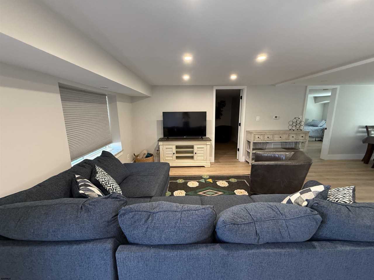 100 S Stratford Ave - Photo 5 of 21