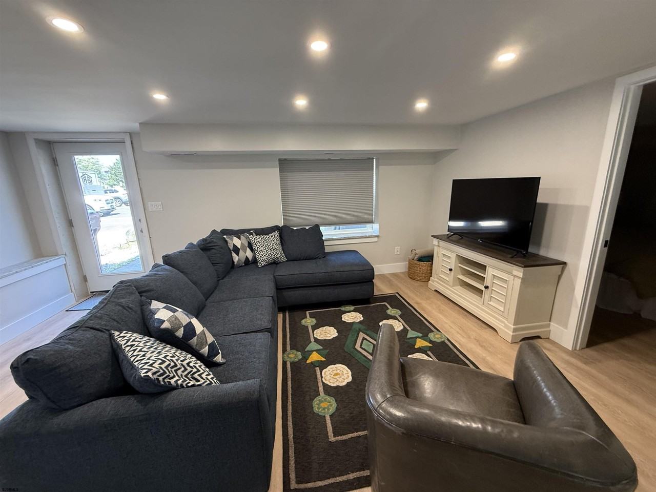 100 S Stratford Ave - Photo 6 of 21