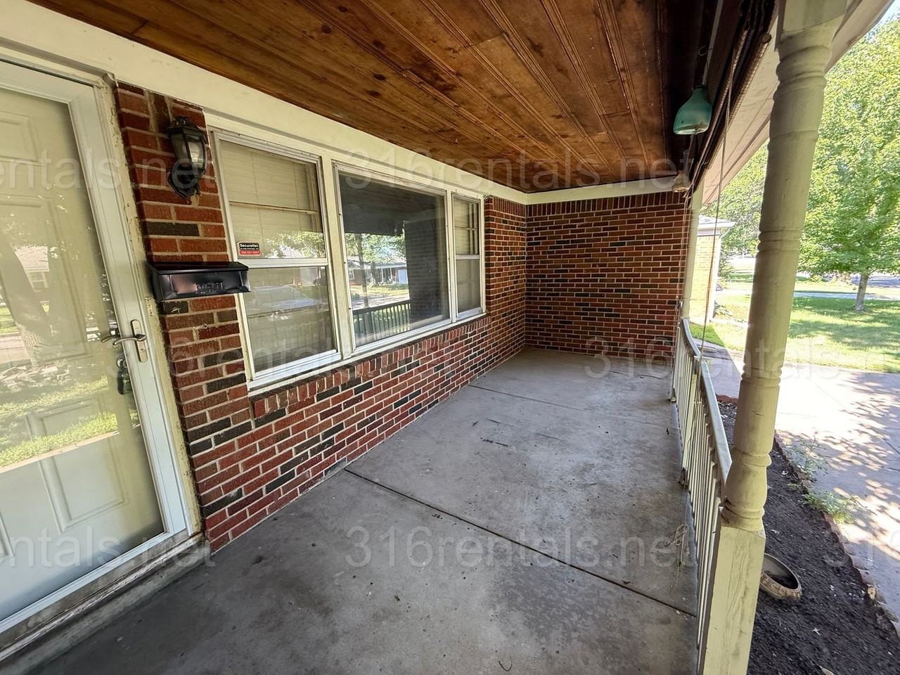 5825 E Oakwood Dr - Photo 2 of 10