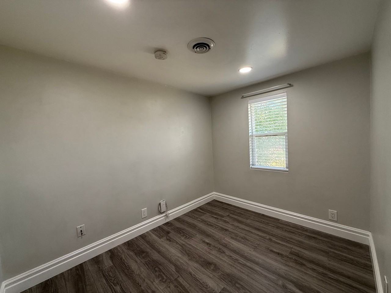 3180 S 400 E - Photo 4 of 18