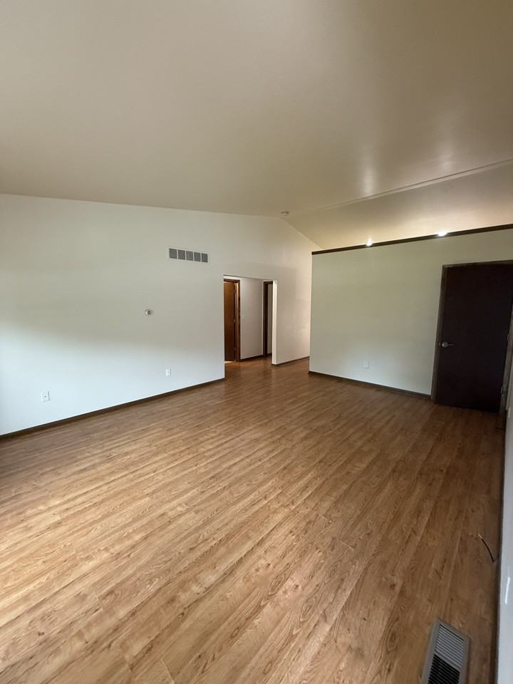 4821 Mackinaw Rd - Photo 3 of 10