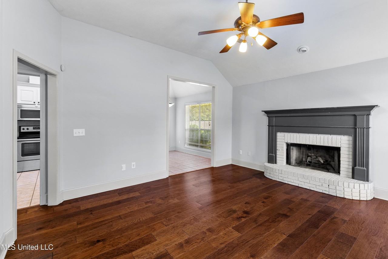 133 Planters Row - Photo 3 of 25