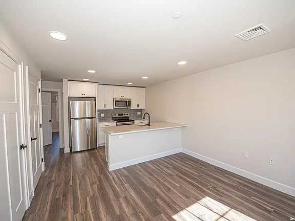 1090 New York Ave - Photo 2 of 14