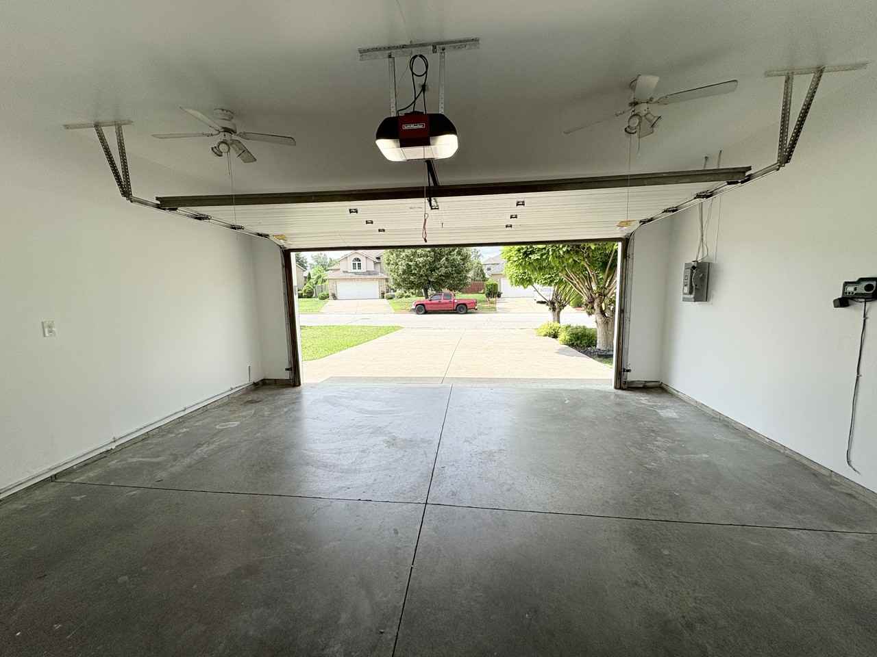 3316 Kenilworth Dr - Photo 4 of 50