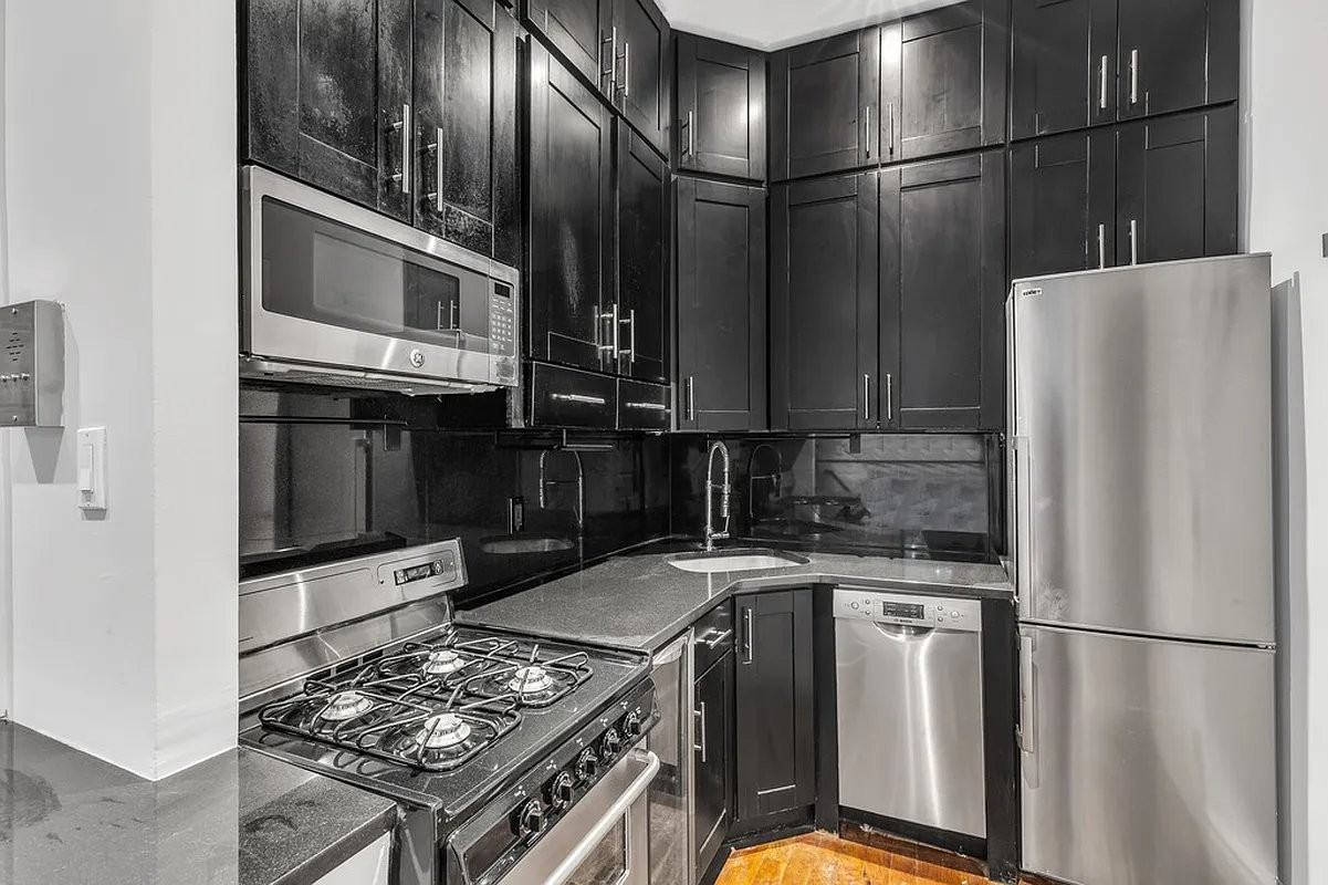 562 Hudson St #2 - Photo 3 of 7
