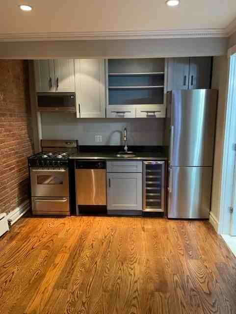 E 9th St #7 - Photo 2 of 7