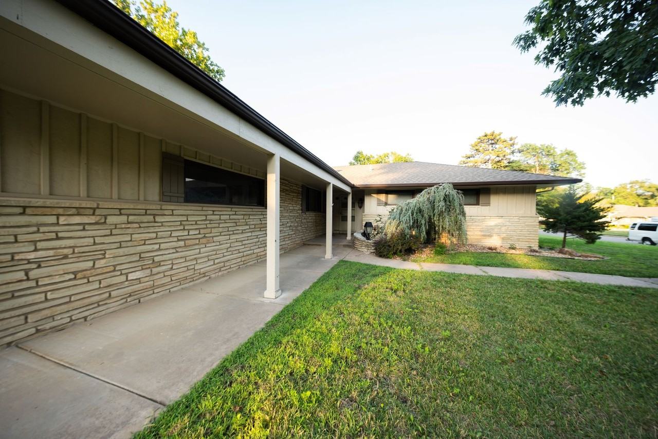 6402 East 10th Street North - Photo 2 of 29