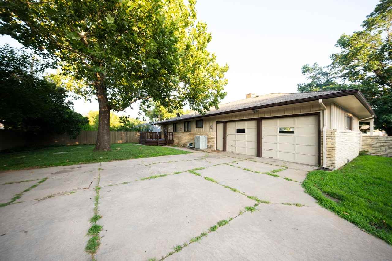 6402 East 10th Street North - Photo 7 of 29