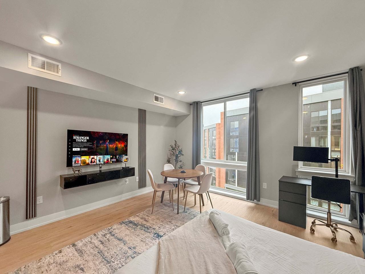 626 N Columbus Blvd #1055934P - Photo 2 of 9