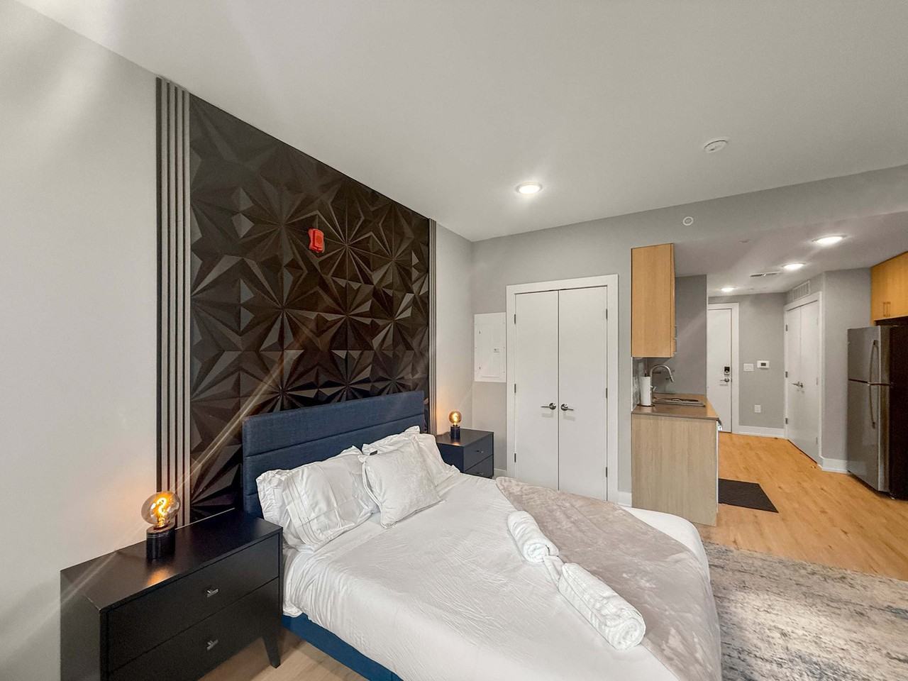 626 N Columbus Blvd #1055934P - Photo 3 of 9