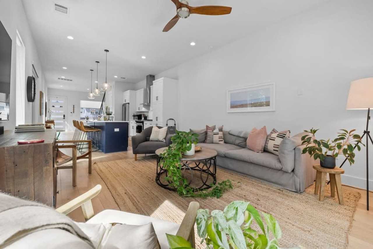 1204 East 32nd Street #1262277P - Photo 3 of 36