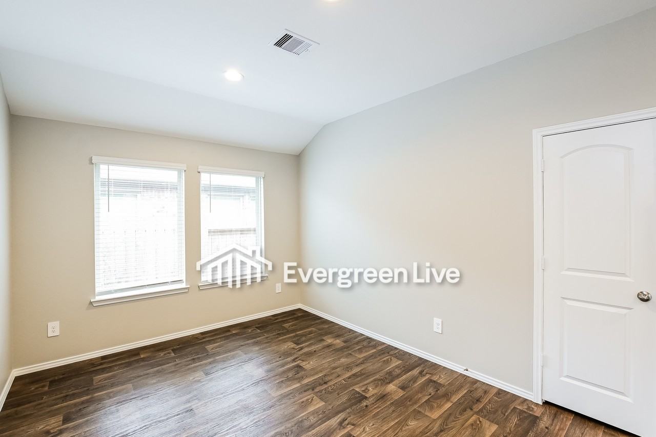 9897 Glen Brook Ln - Photo 7 of 14