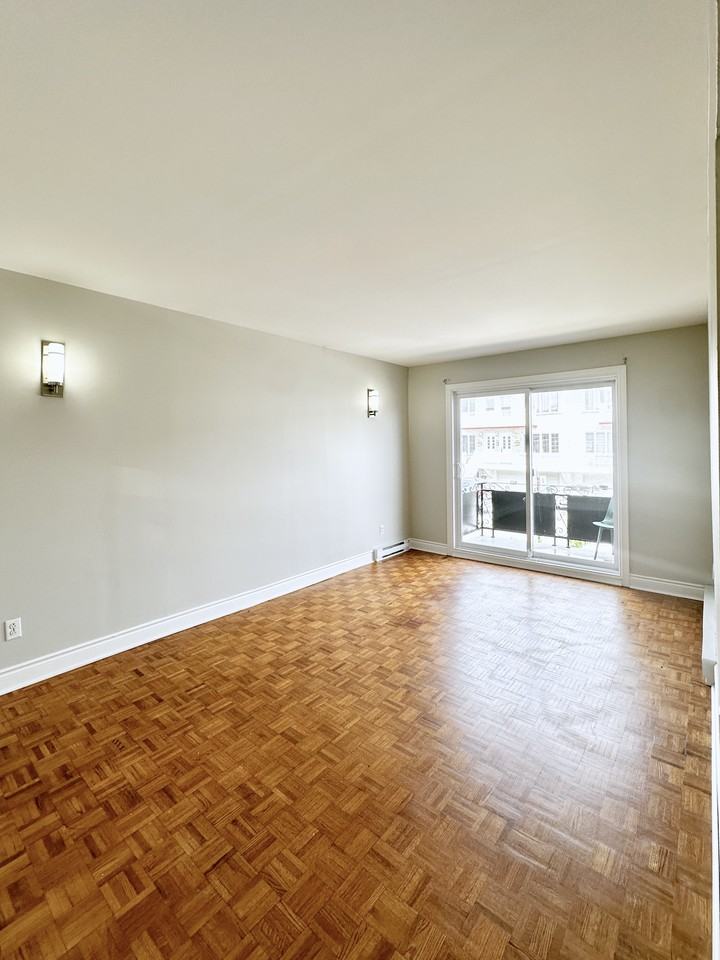 2665 Rue Rathwell - Photo 2 of 19