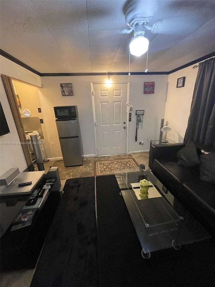 1351 Nw 111th St #BB - Photo 2 of 13